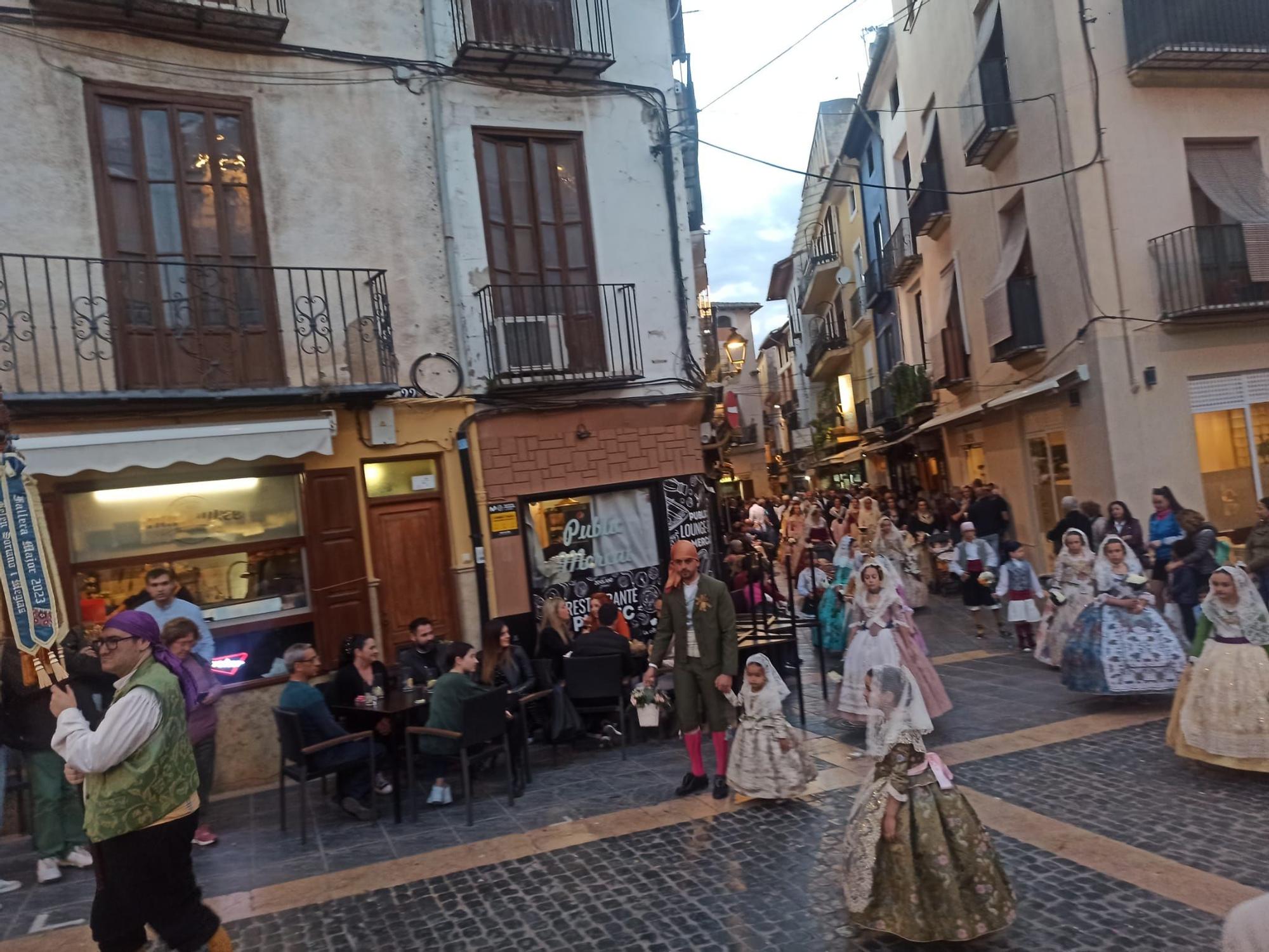 Más de 2.000 falleros y falleras participan en la Ofrenda de Xàtiva a la Mare de Déu de la Seu