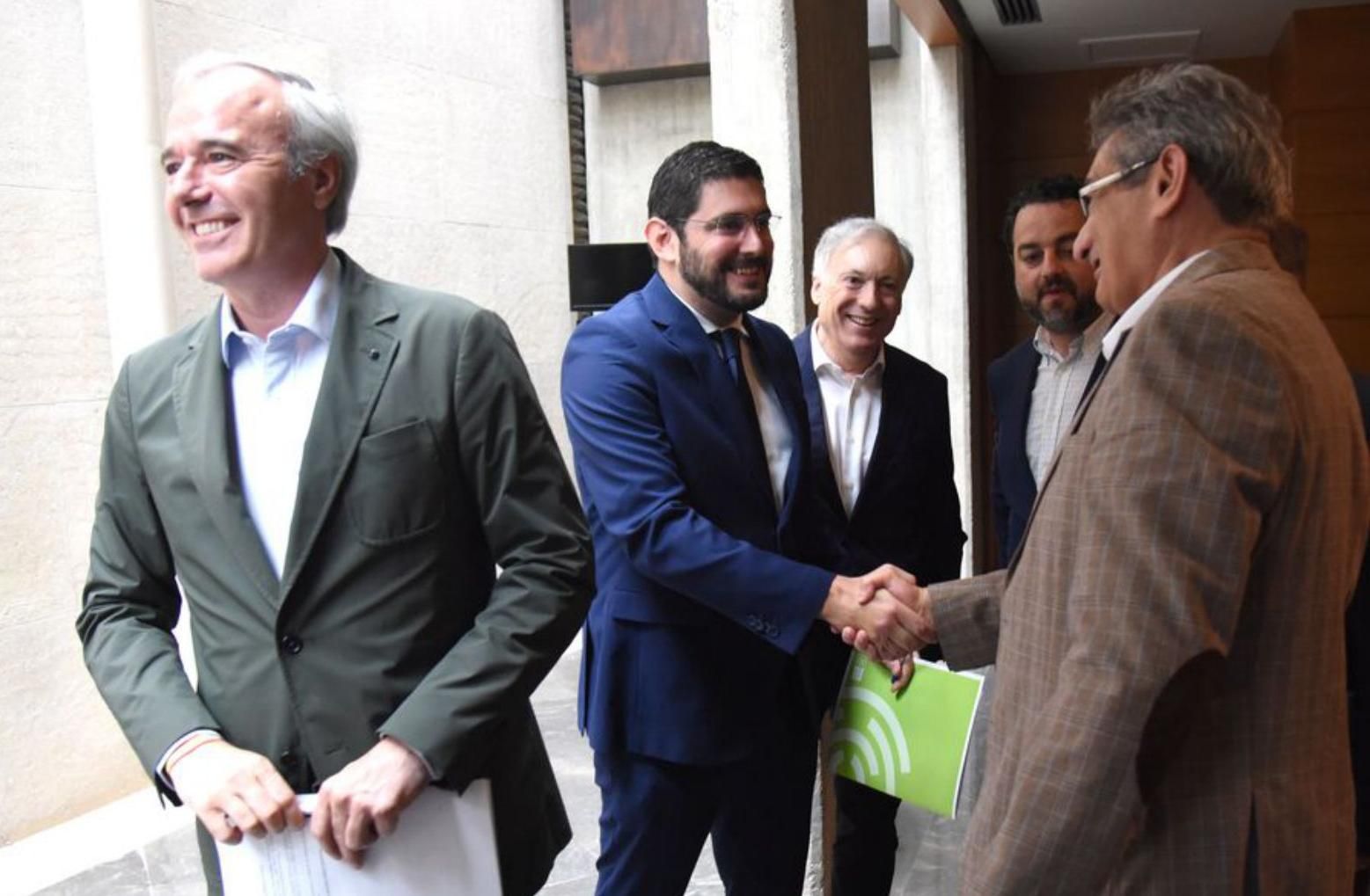 Azcón, Nolasco y Calvo, tras una reunión en la sede de las Cortes.  | ÁNGEL DE CASTRO