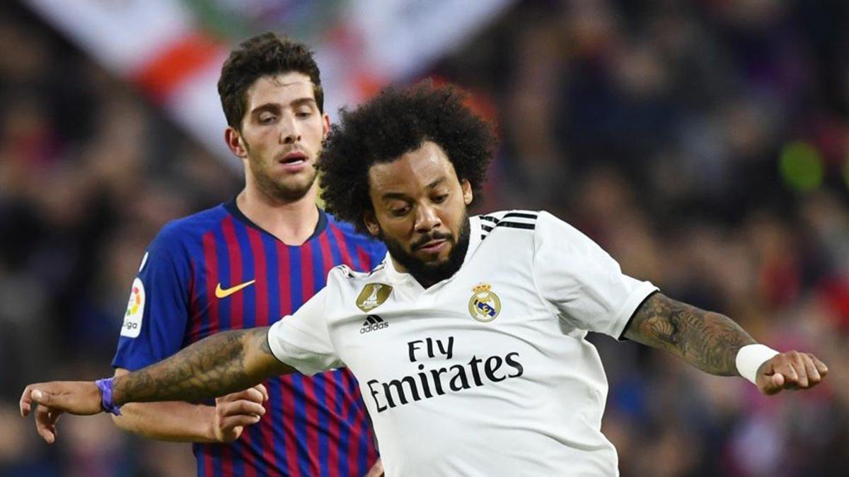 Sergi Roberto y Marcelo, en plena disputa en el último clásico