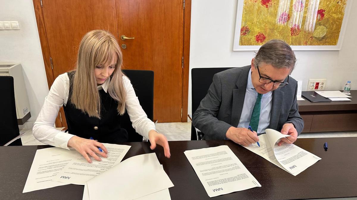 Blanca de la Torre y Jose Antonio Rovira durante la firma del contrato