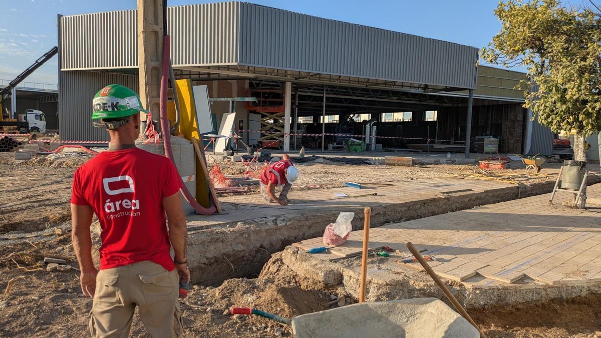 Trabajos que se llevan a cabo en la zona de aparcamientos.