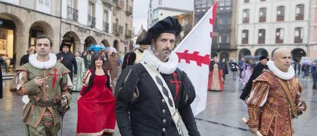 Enrique Dueñas, Pablo Castañón y Joaquín Menéndez, en una recreación del alistamiento de Pedro Menéndez.