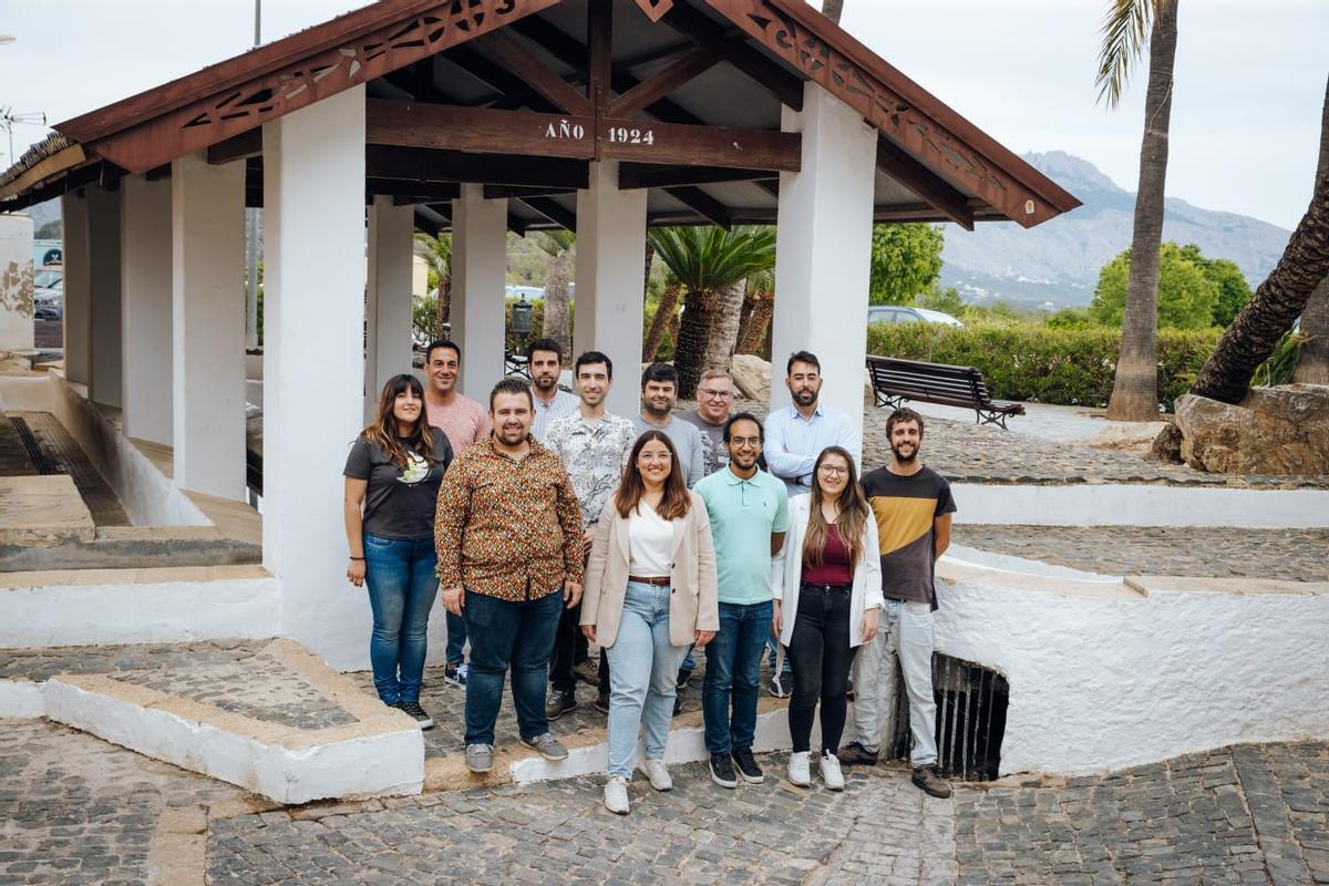 Foto de candidatura para las elecciones de 2023 con Pastor en primera fila a la izquierda y su izquierda la edil de Podemos.