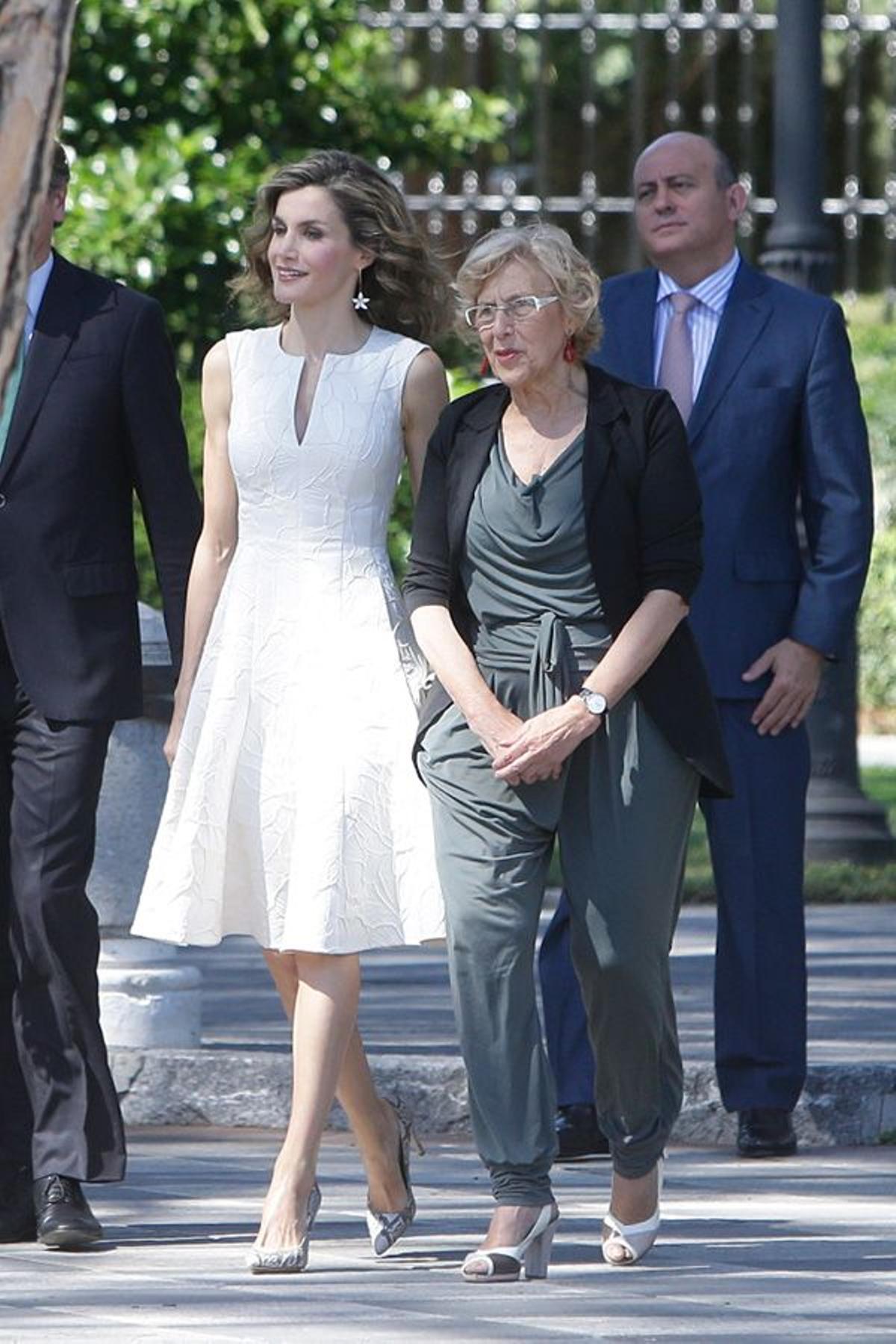 Letizia Ortiz con vestido blanco junto a Manuela Carmena