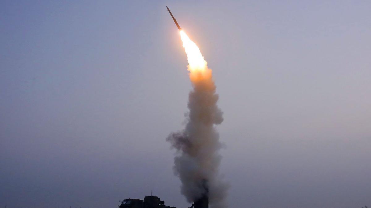 Foto proporcionada por la Agencia Central de Noticias de Corea del Norte (KCNA) del disparo de prueba de un misil antiaéreo recién desarrollado en Corea del Norte el 30 de septiembre