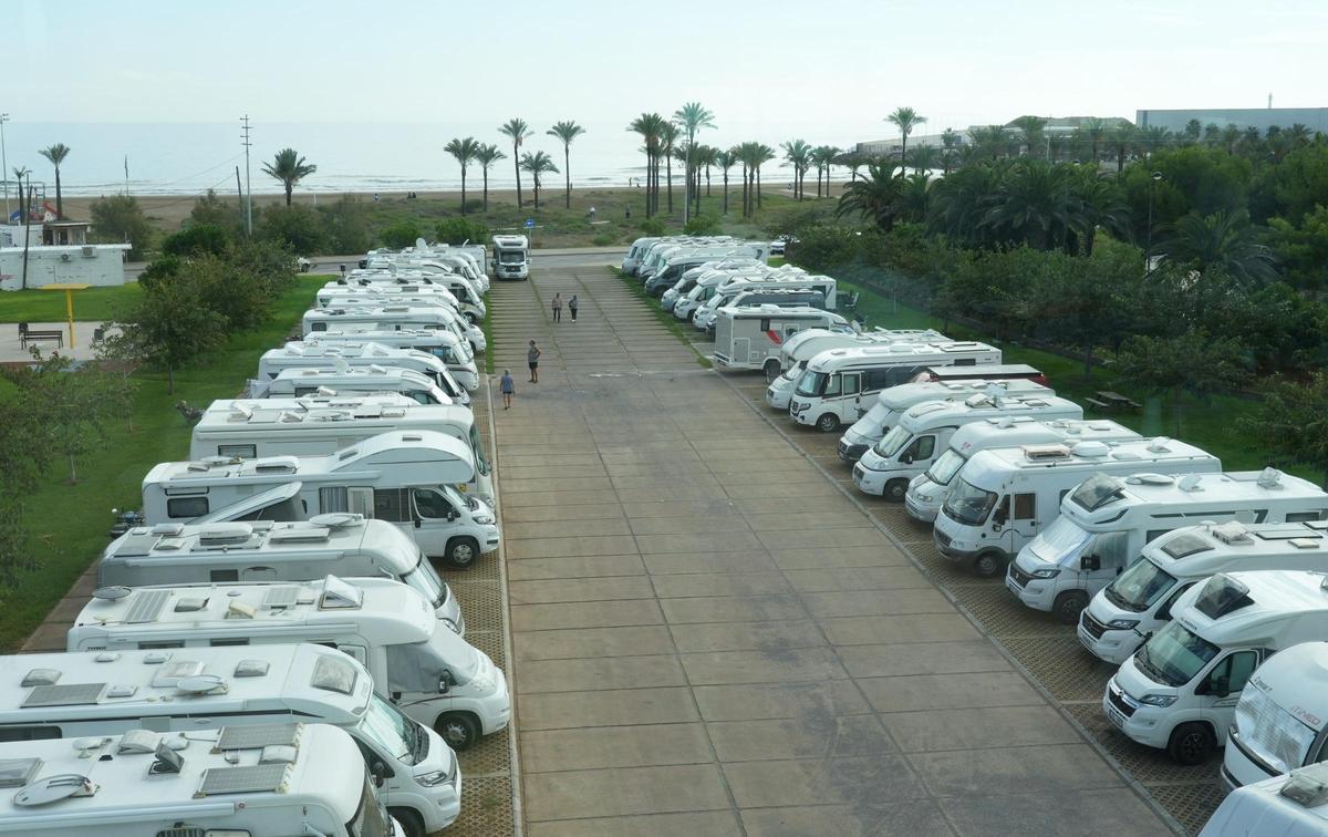 El párking oficial junto al Planetario está repleto de autocaravanas.
