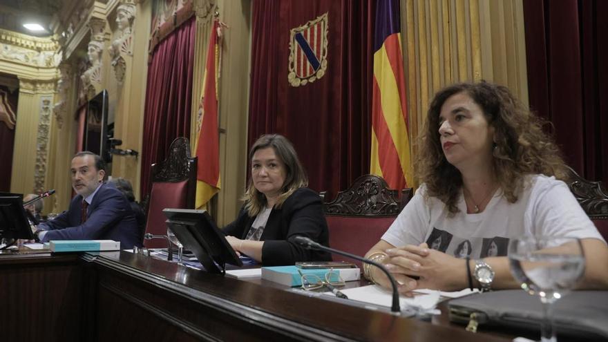 VÍDEO | Le Senne expulsa del Parlament balear a dos diputadas socialistas por portar camisetas de Aurora Picornell y la izquierda abandona el pleno