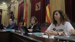 VÍDEO | Le Senne expulsa del Parlament balear a dos diputadas socialistas por portar camisetas de Aurora Picornell y la izquierda abandona el pleno