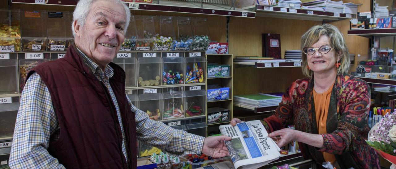 Oliva Villamea entrega LA NUEVA ESPAÑA a José María Miranda, cliente habitual, ayer, durante su último día de trabajo antes de la jubilación. | Jaime Casanova