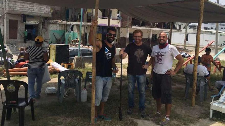 Borja y sus amigos instalan carpas para que duerma a cubierto la gente que se quedó sin casa. // FdV