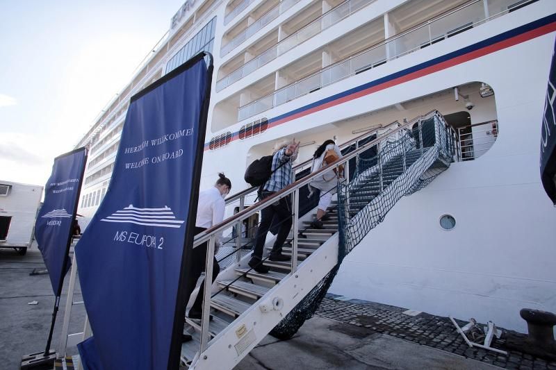 Llegada del crucero de lujo Europa2 al puerto de Santa Cruz de Tenerife