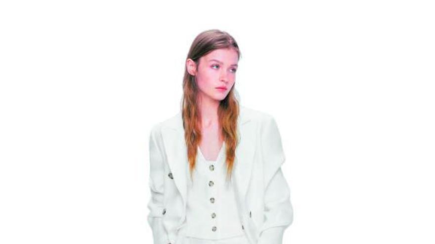 Traje chaqueta de lino de Massimo Dutti.