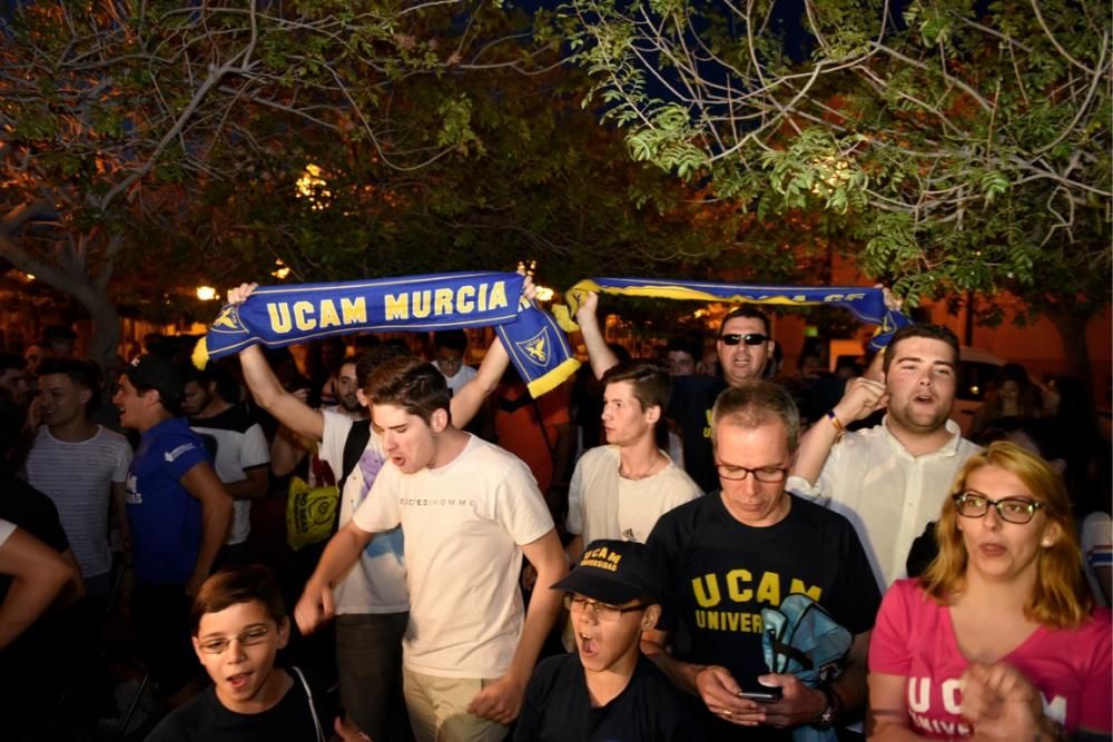 Los aficionados del UCAM lo celebran desde la universidad