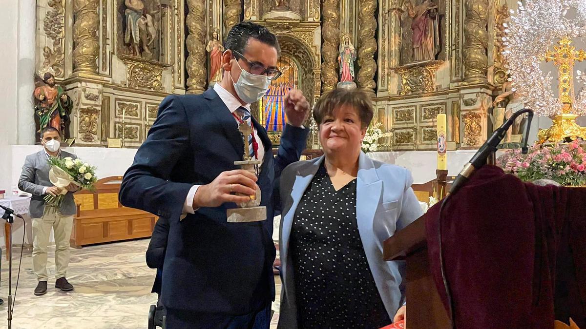 La pregonera, Toni Portero recibe un obsequio del presidente de la Hermandad de la Santa Cruz de Feria, Gregorio Serrano.