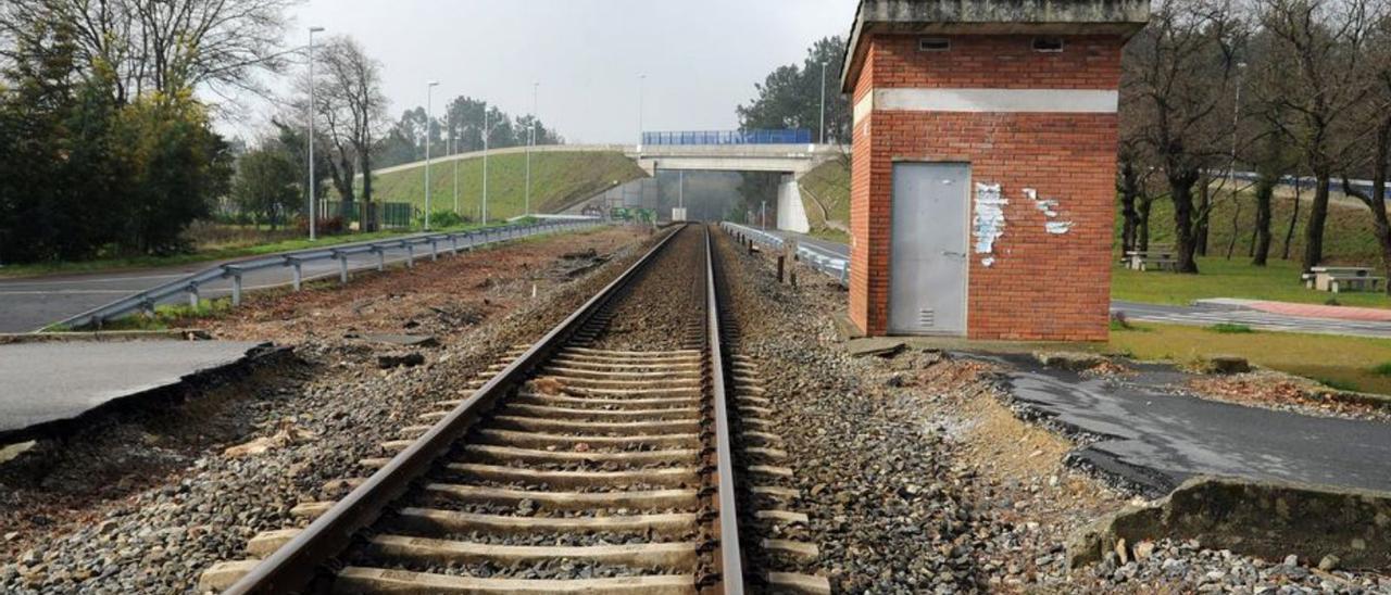 Lugar en el que se produjo el accidente entre un tren y un turismo en el que viajaban tres vecinos.