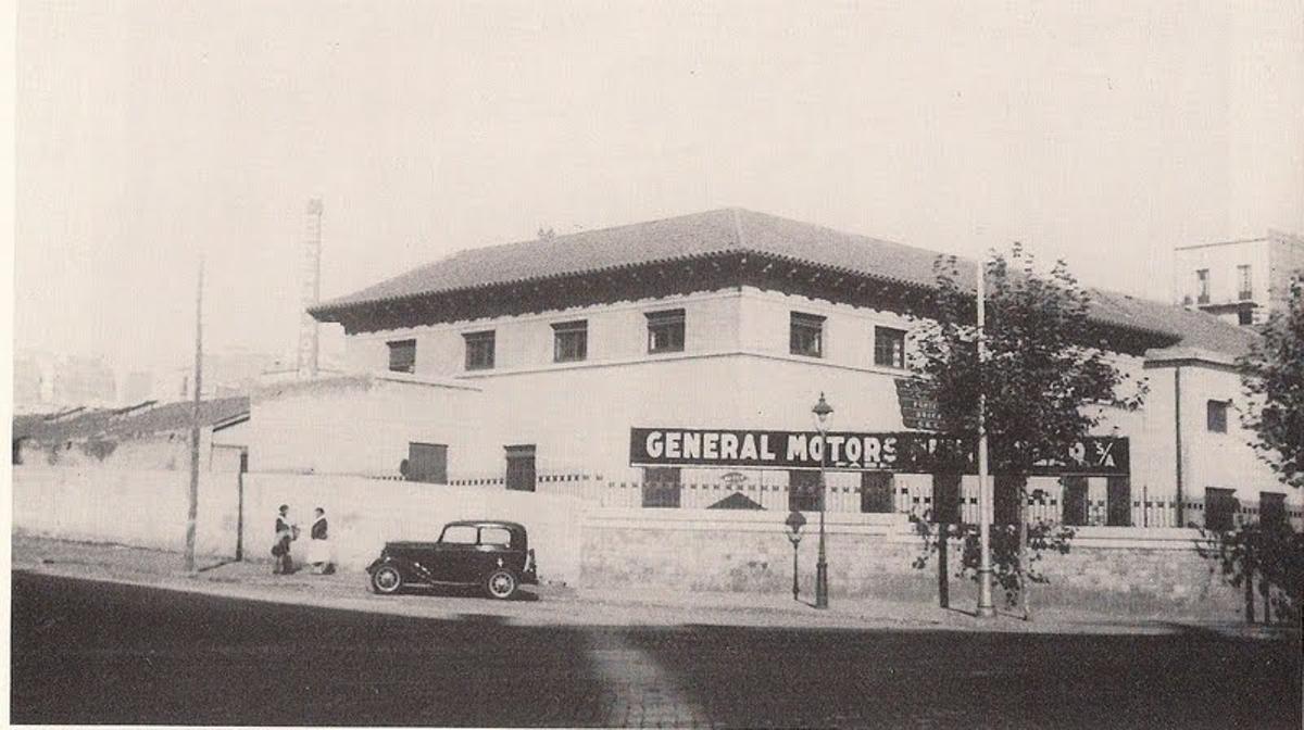La fábrica de General Motors que en los años 30 ocupaba el actual solar del mercado.