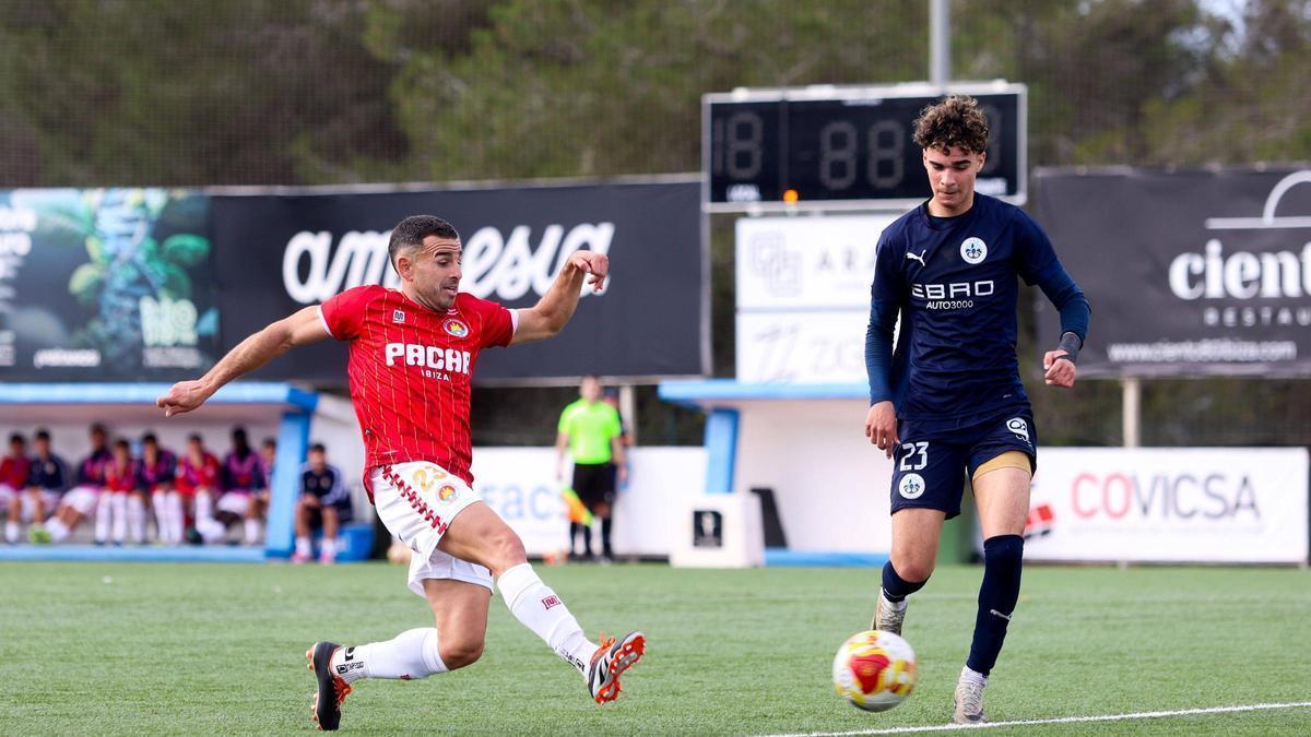 Pepe Bernal disputa un balón durante el encuentro ante el Atlètic Lleida