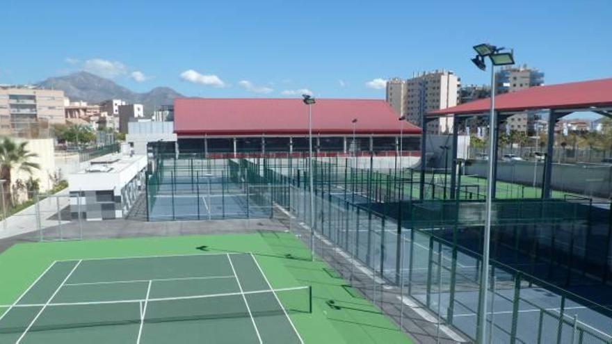 Imagen de la piscina cubierta al fondo y las pistas anexas en primer término, en una imagen reciente.