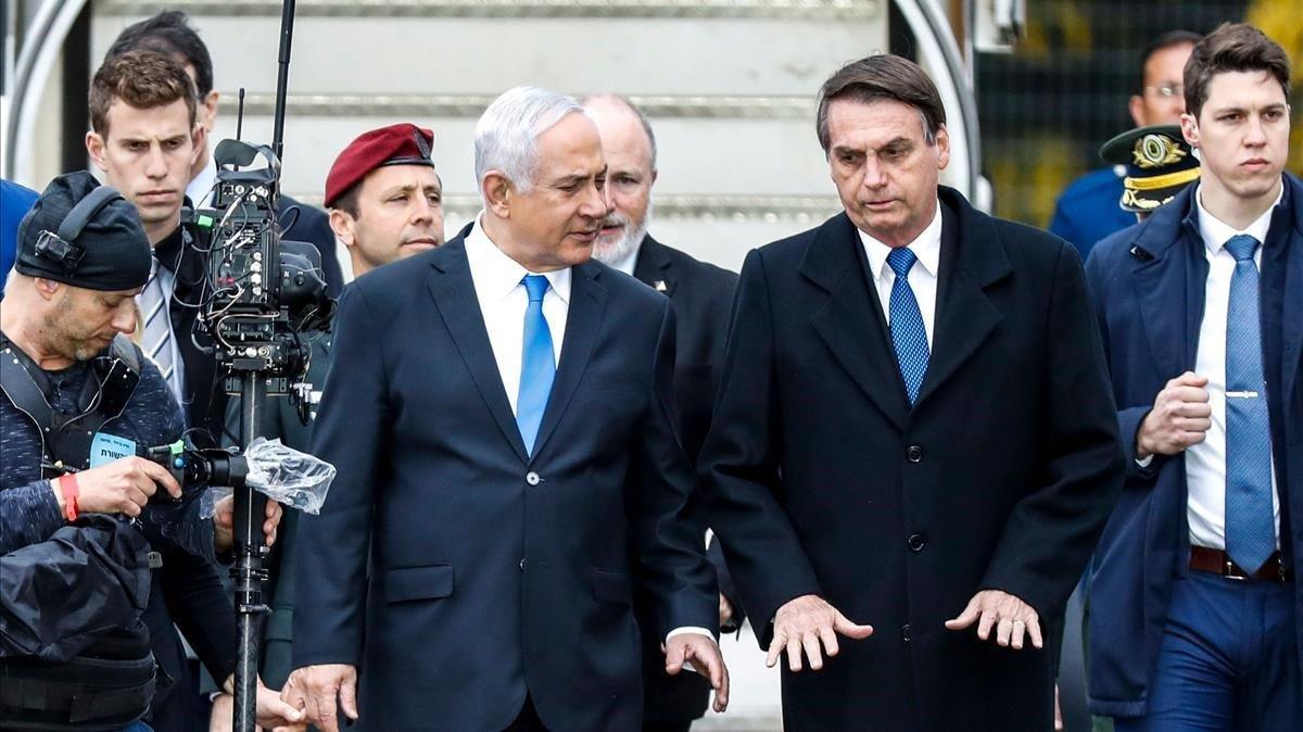 El primer ministro israelí Binyamin Netanyahu recibe a su homólogo brasileño, Jair Bolsonaro, en el aeropuerto de Tel Aviv. El primer ministro israelí Binyamin Netanyahu recibe a su homólogo brasileño, Jair Bolsonaro, en el aeropuerto de Tel Aviv.