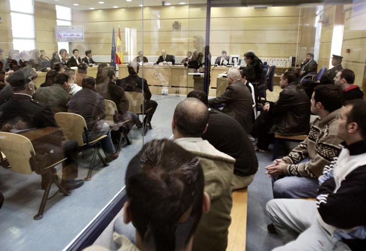 Un grupo de acusados de los atentados del 11M sigue el juicio desde una pecera el 31 de octubre de 2007.