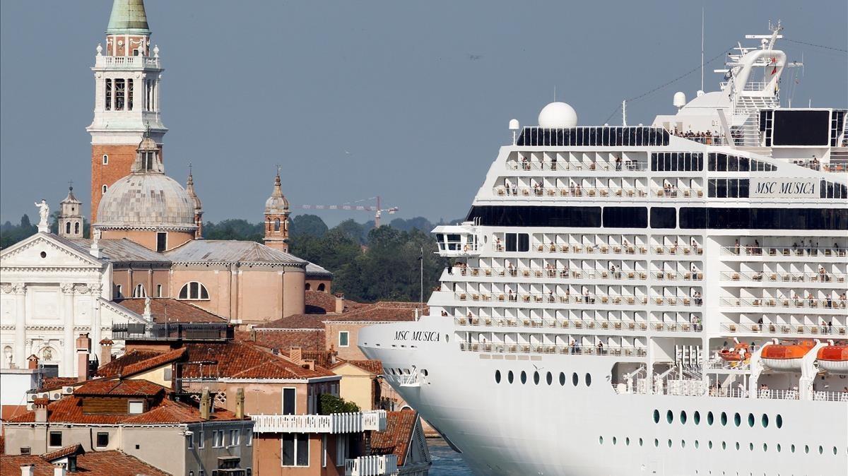 zentauroepp40853716 file photo  the msc musica cruise ship is seen in venice lag171108120733