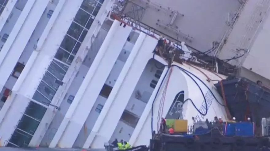 Una gigantesca operación trata de reflotar el 'Costa Concordia'