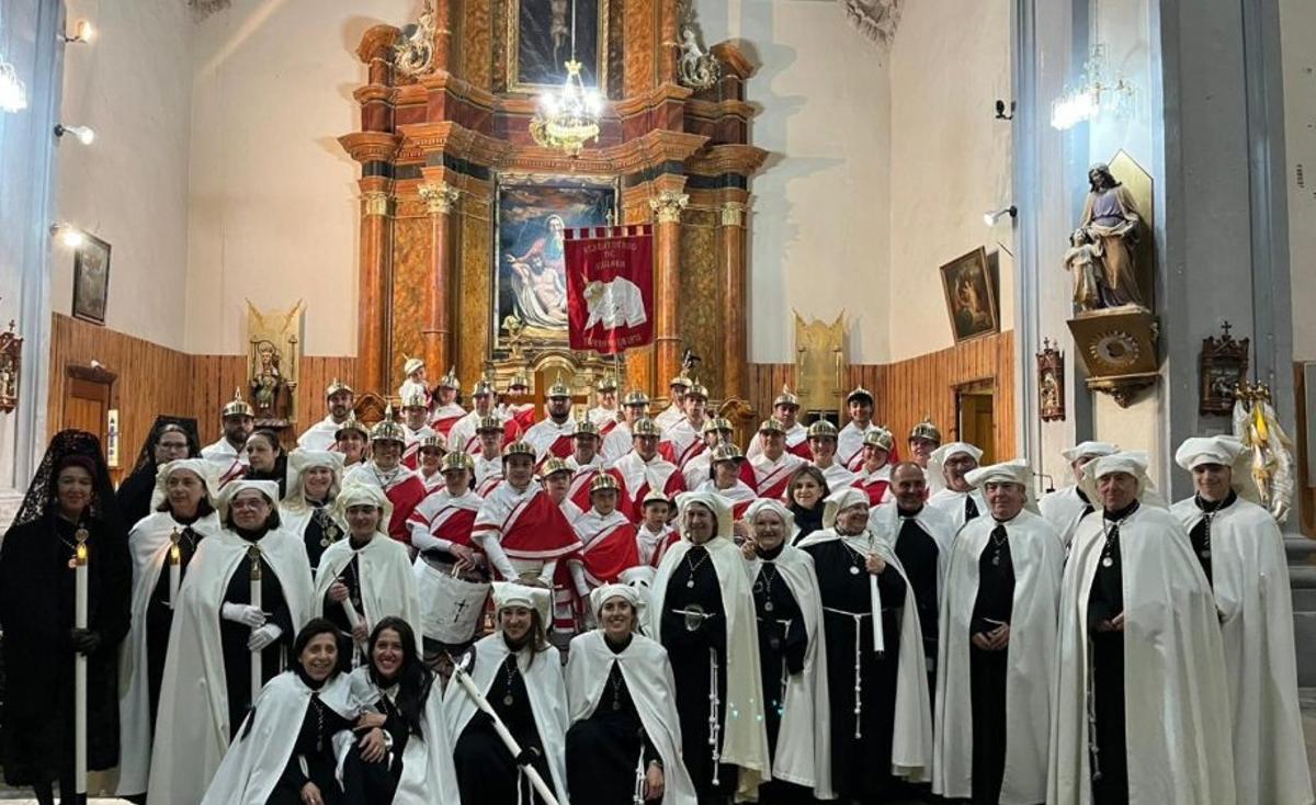 Los Alabarderos y la Cofradía de Jesús Nazareno en la iglesia.  | SERVICIO ESPECIAL
