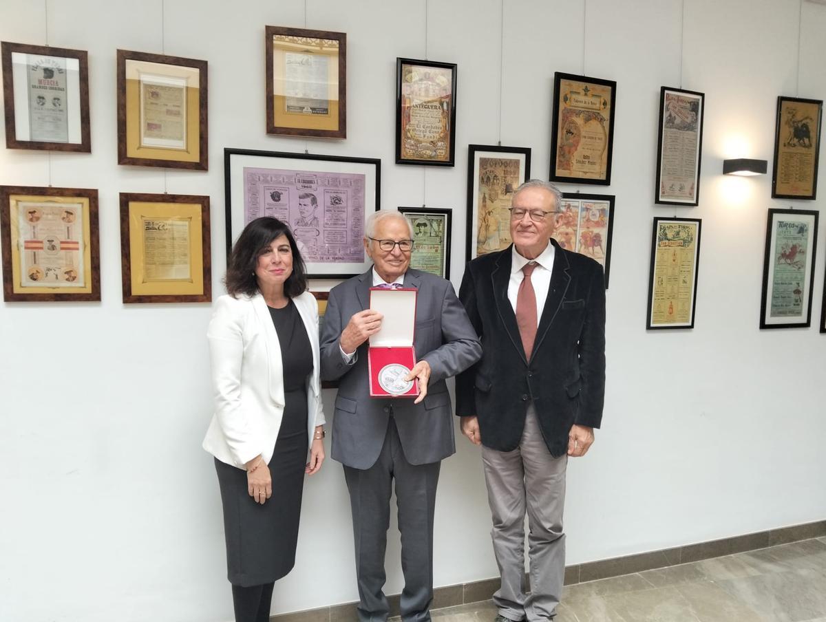 Reconocimiento a 'El Cordobés' por el círculo taurino de Nimes en Palma del Río.