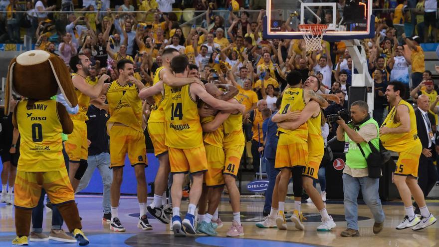 La plantilla de la temporada pasada del Gran Canaria celebra la consecución del título de la Eurocup tras vencer al Turk Telekom. | | JOSÉ CARLOS GUERRA