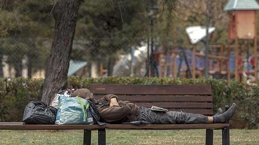 Una persona descansa en un banco pÃºblico de la calle en pleno confinamiento.