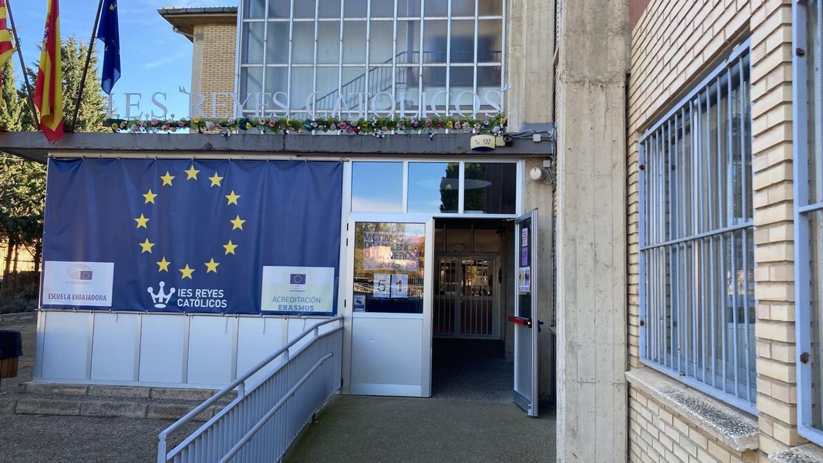 Entrada al IES Reyes Católicos de Ejea de Los Caballeros.