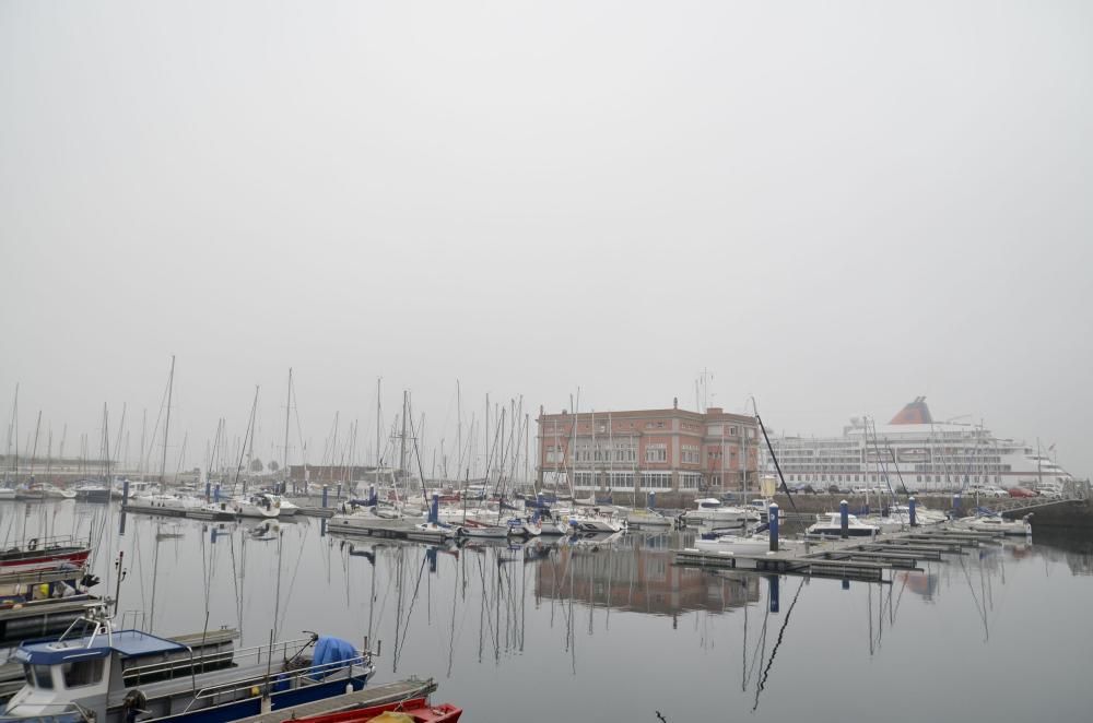 A Coruña, cubierta por la niebla