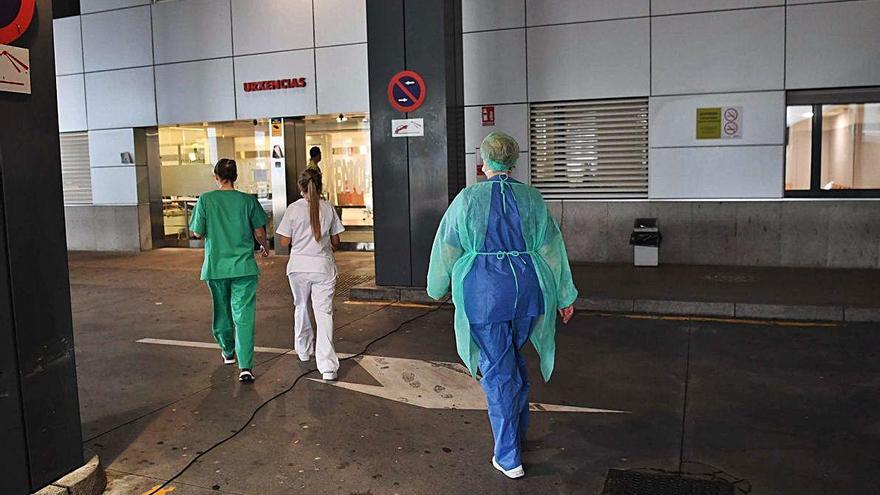 Sanitarios se dirigen hacia las Urgencias del Hospital de A Coruña.