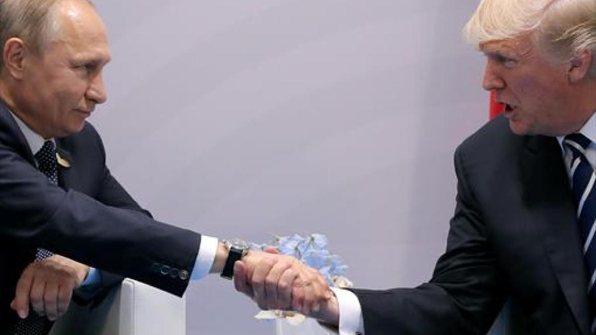 Putin y Trump se dan la mano en su reunión del día 7, en el marco de la cumbre del G-20.