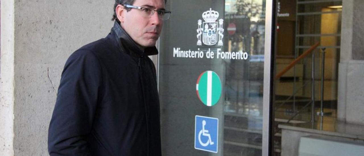 José María Pertierra, a la derecha, junto al Ministerio.