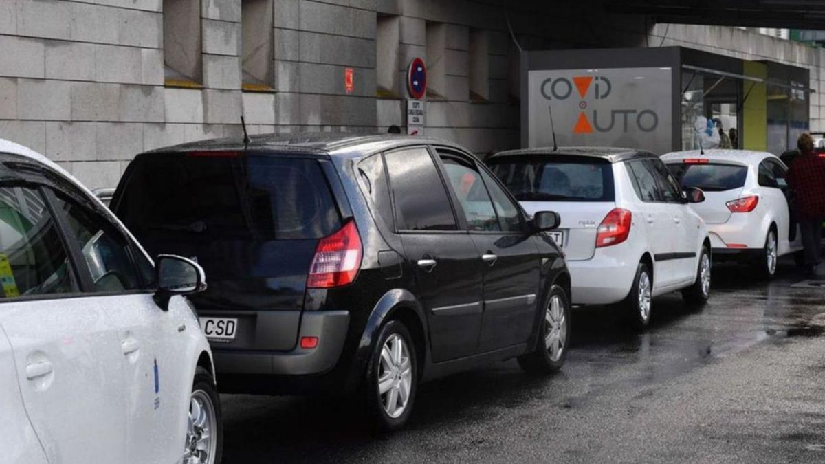 Hileras para acceder al autoCOVID del Hospital de A Coruña, a finales de noviembre. |   // VÍCTOR ECHAVE