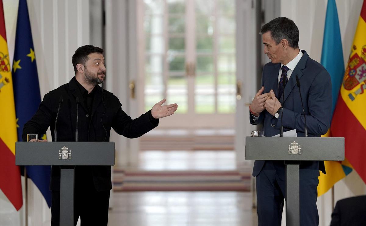 El presidente del Gobierno, Pedro Sánchez, durante el encuentro con el presidente de Ucrania, Volodímir Zelenski, en La Moncloa.