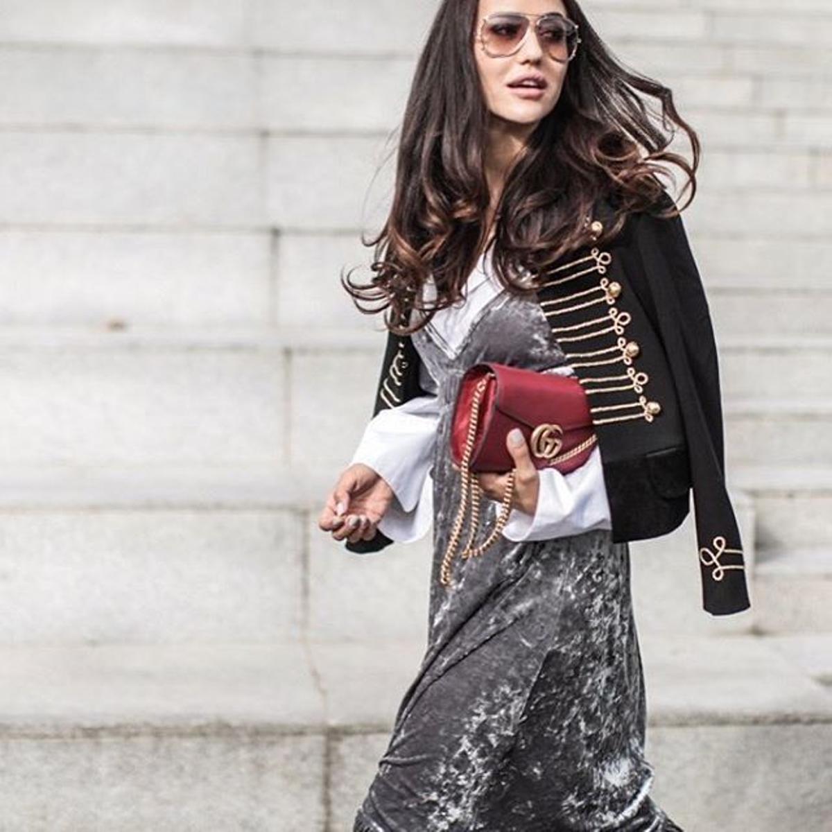 Tamara Kalinic con vestido de terciopelo y camisa básica