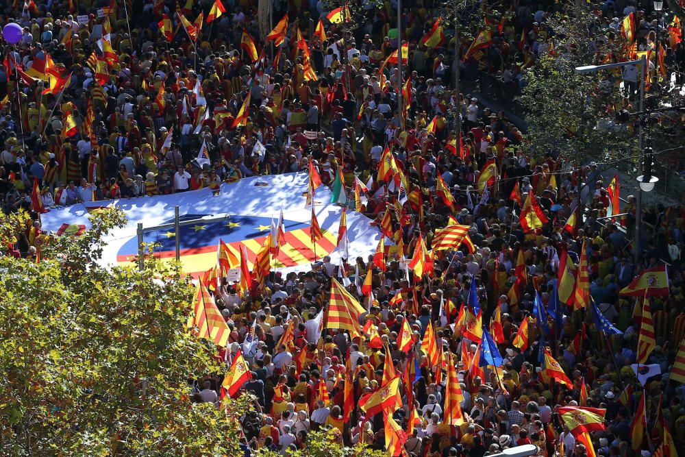 Milers de persones es manifesten a favor de la unitat d'Espanya a Barcelona