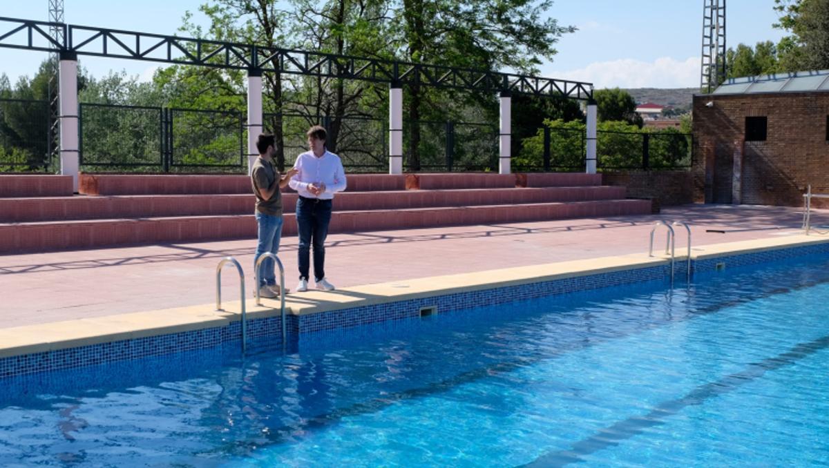 El alcalde y el regidor de Deportes en la visita a la piscina antes de la apertura.