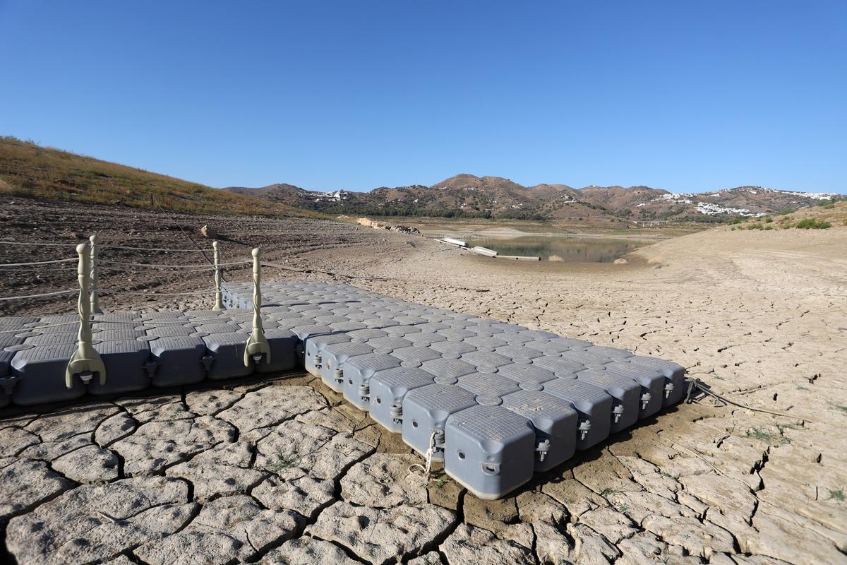 La crítica situación del embalse de la Viñuela, en imágenes
