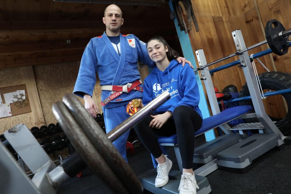 Celia Dacosta, campeona de España de cadete lucha en el gimnasio de Óscar Fernández