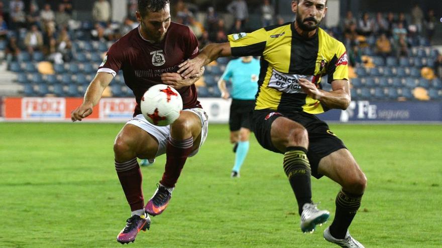 Pablo Carnero, del Rápido de Bouzas, lucha por un balón en Pasarón. // Rafa Vázquez