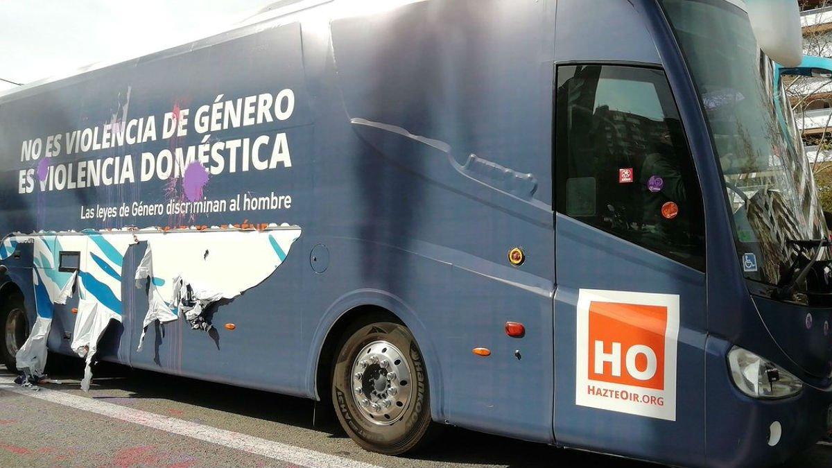 Autobús de HazteOír, con el vinilo arrancado.