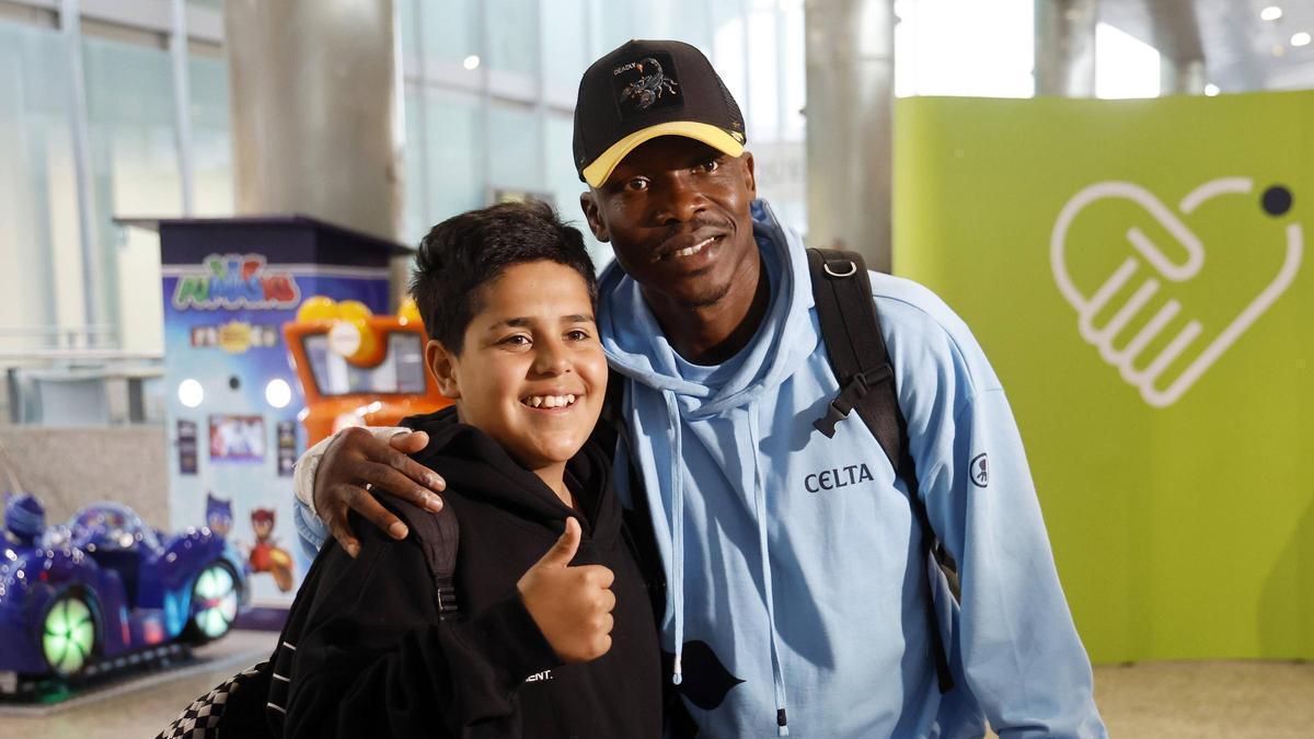 Un aficionado se fotografía con Aidoo en Peinador.