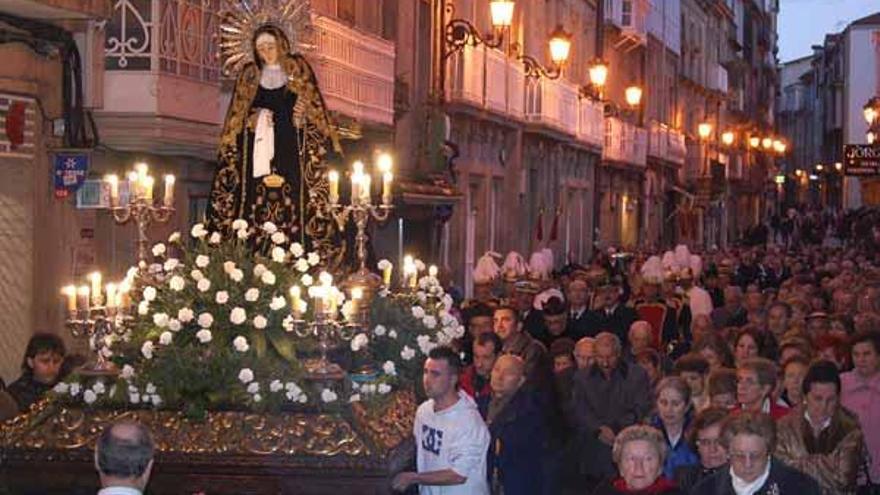 Multitudinaria procesión del Santo Enterro en Ourense, el viernes. A la izquierda, la Pasión en Celanova