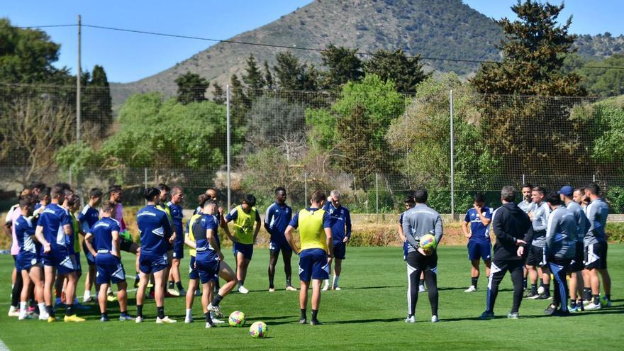 Luis Carrión da instrucciones a sus jugadores en un entrenamiento. | PRENSA FC CARTAGENA