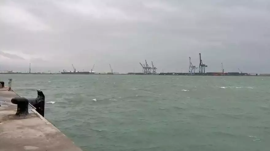 Vídeo: El puerto de Castellón suspende operativas por el fuerte viento y oleaje