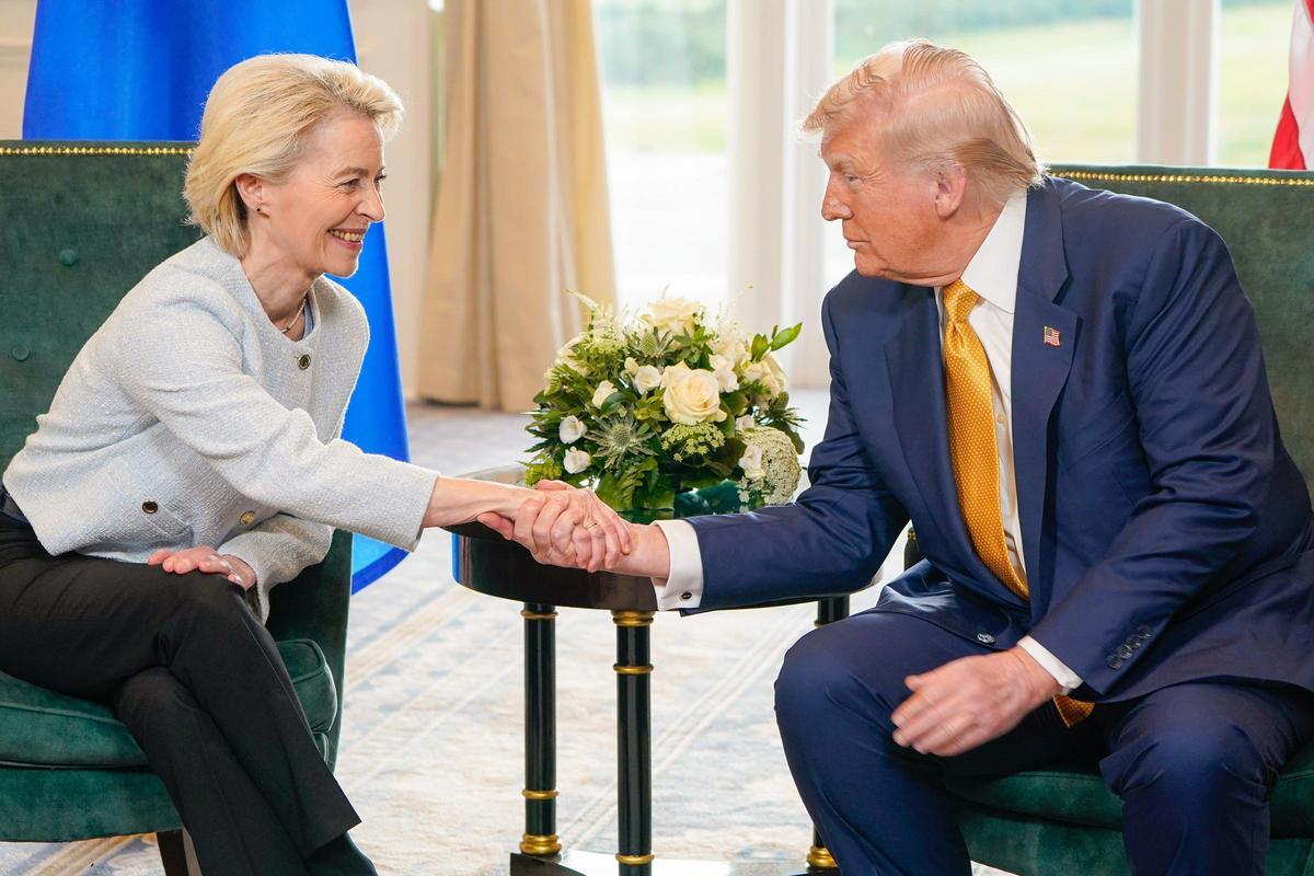 El presidente de Estados Unidos, Donald Trump, y la presidenta de la Comisión Europea, Ursula von der Leyen, se estrechan la mano tras alcanzar un acuerdo para resolver una disputa comercial sobre el aumento de aranceles. Foto: Fred Guerdin.