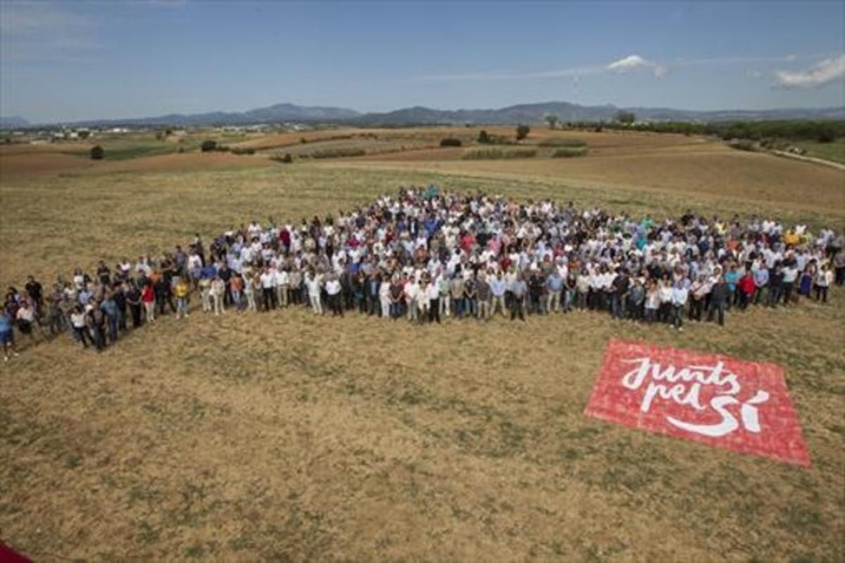 Candidats de Junts pel Sí de totes les comarques formen un mapa de Catalunya, ahir, a Mollet.